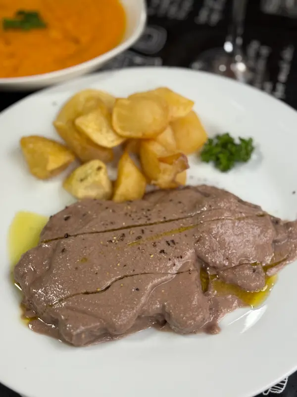 牛肉のアーモンドソース ポテト添え|スペイン風牛肉とアーモンドソース